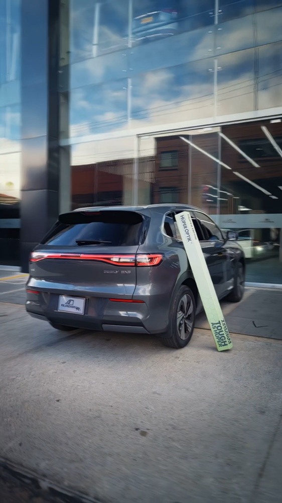 Geely durante la producción para Huper Optik